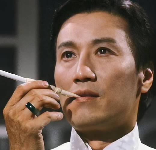 爱一个人要和他混熟，恨一个人也要与他混熟。这样才能在捅刀子的时候，精准出手，让他