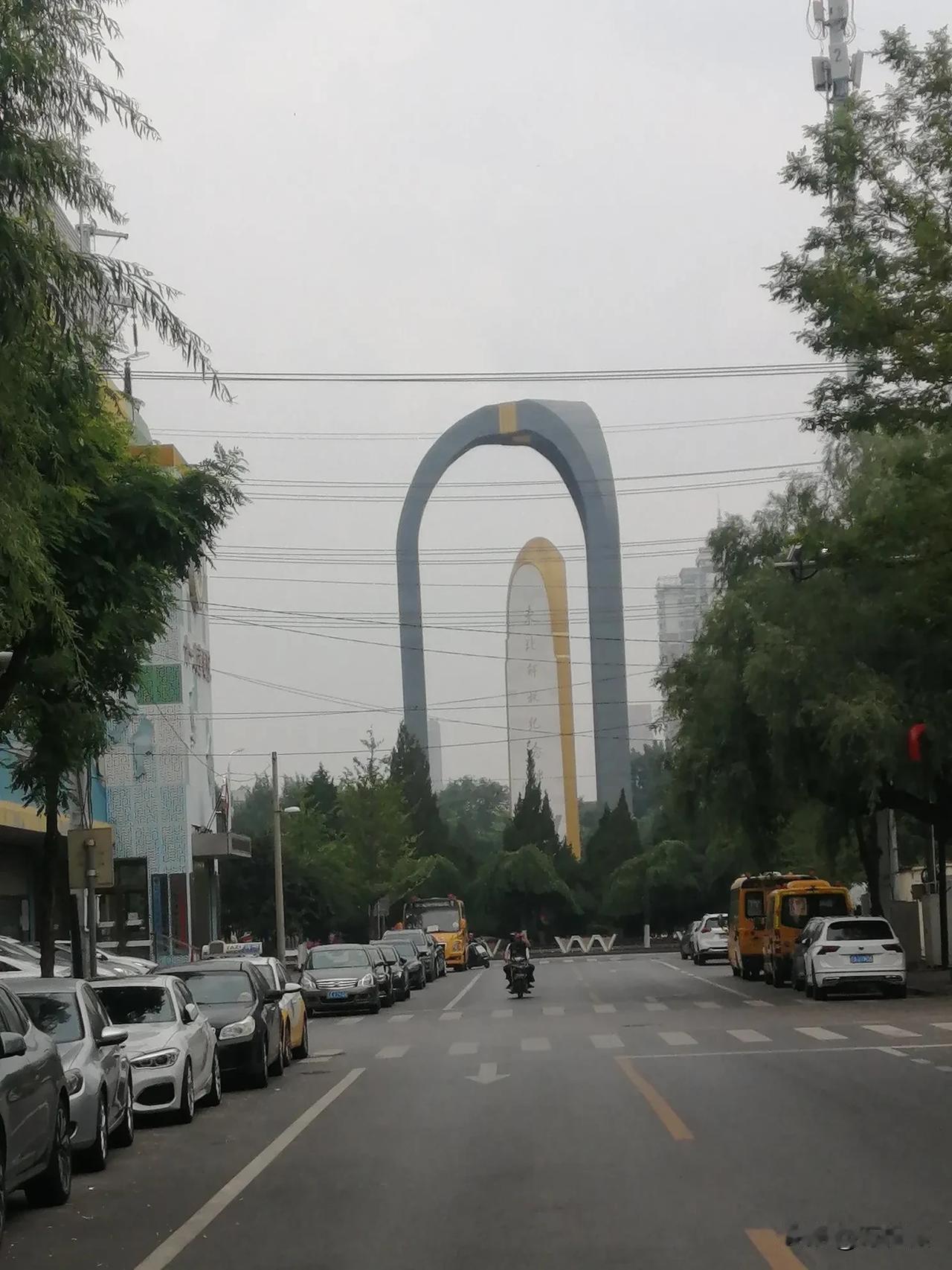 东北解放纪念碑坐落于沈阳市和平区和平广场，造型参考抽象化的子弹外观，兼具欧洲胜利