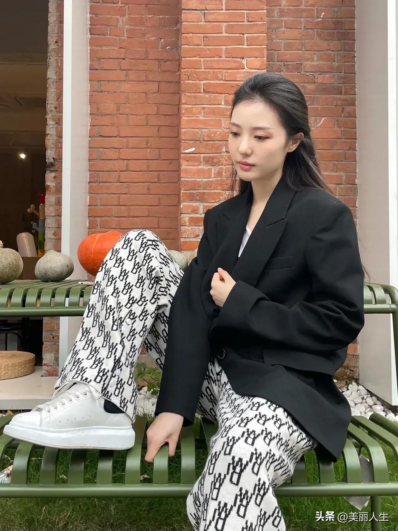 困住一个女人的，
从来不是年龄和衰老，
而是自我放弃、活得潦草。
花开不是为了花