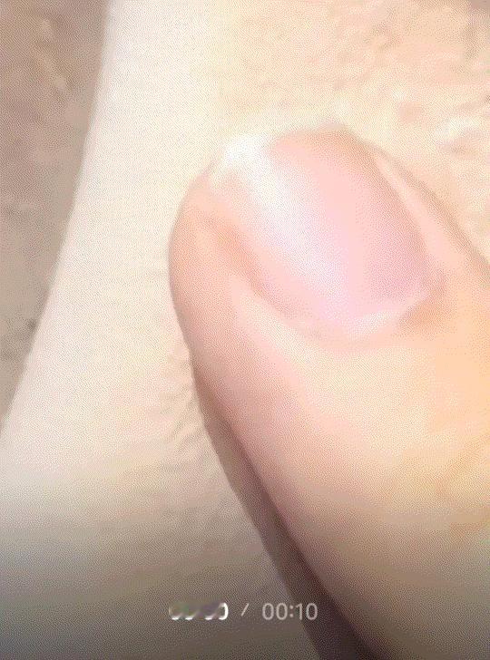 太尴尬了。河南，一名女子化了一个美美的妆出门，本以为这套美妆会给她带来满满的回头