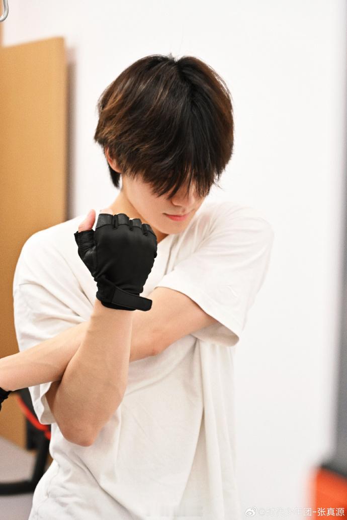 #张真源晒体能训练随拍##张真源体能训练ing# 张真源的体能训练随拍，“体能训