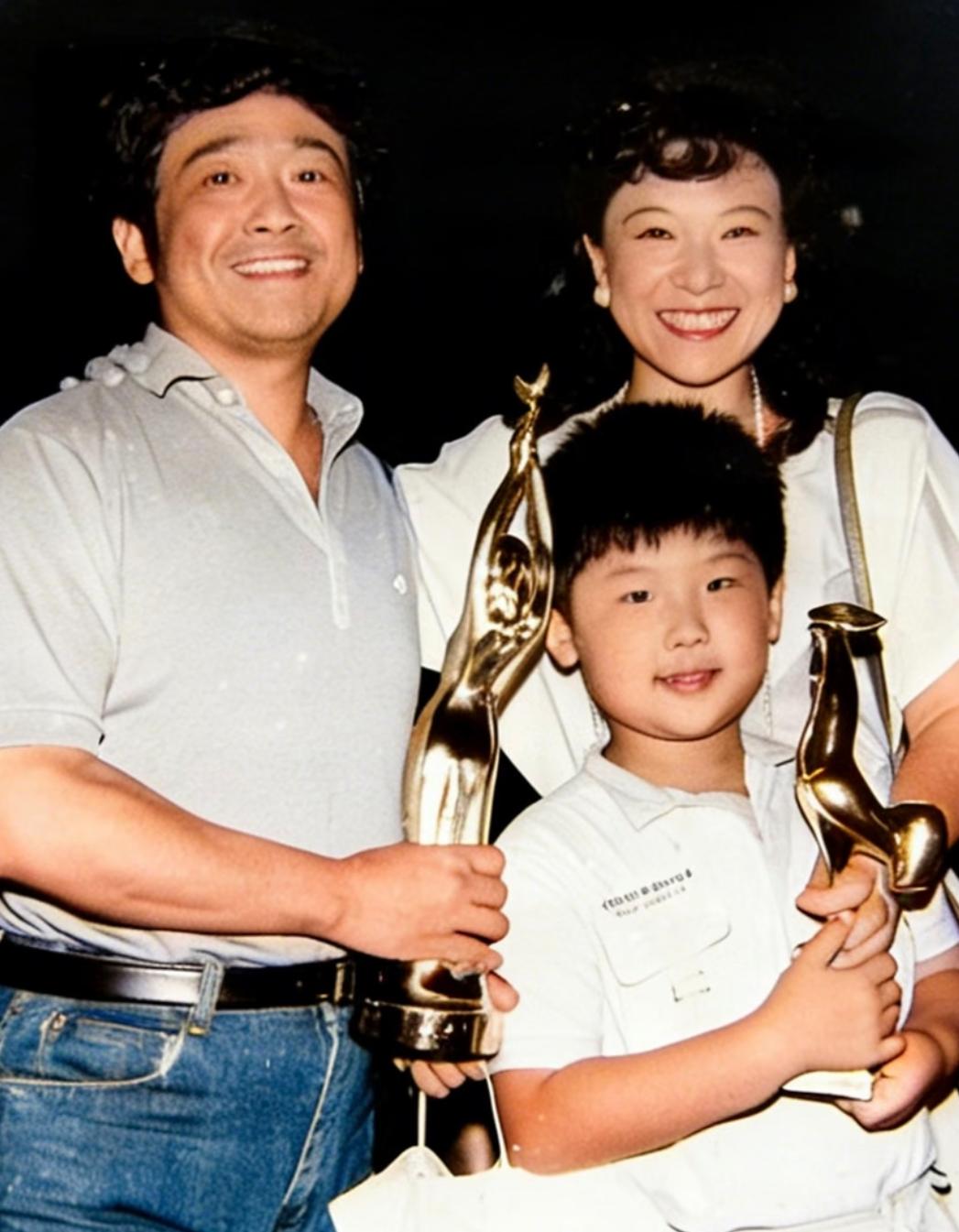 这是1986年王骁母亲王馥荔拿下金鸡百花最佳女配角后一家三口拍的温馨合照，当时的