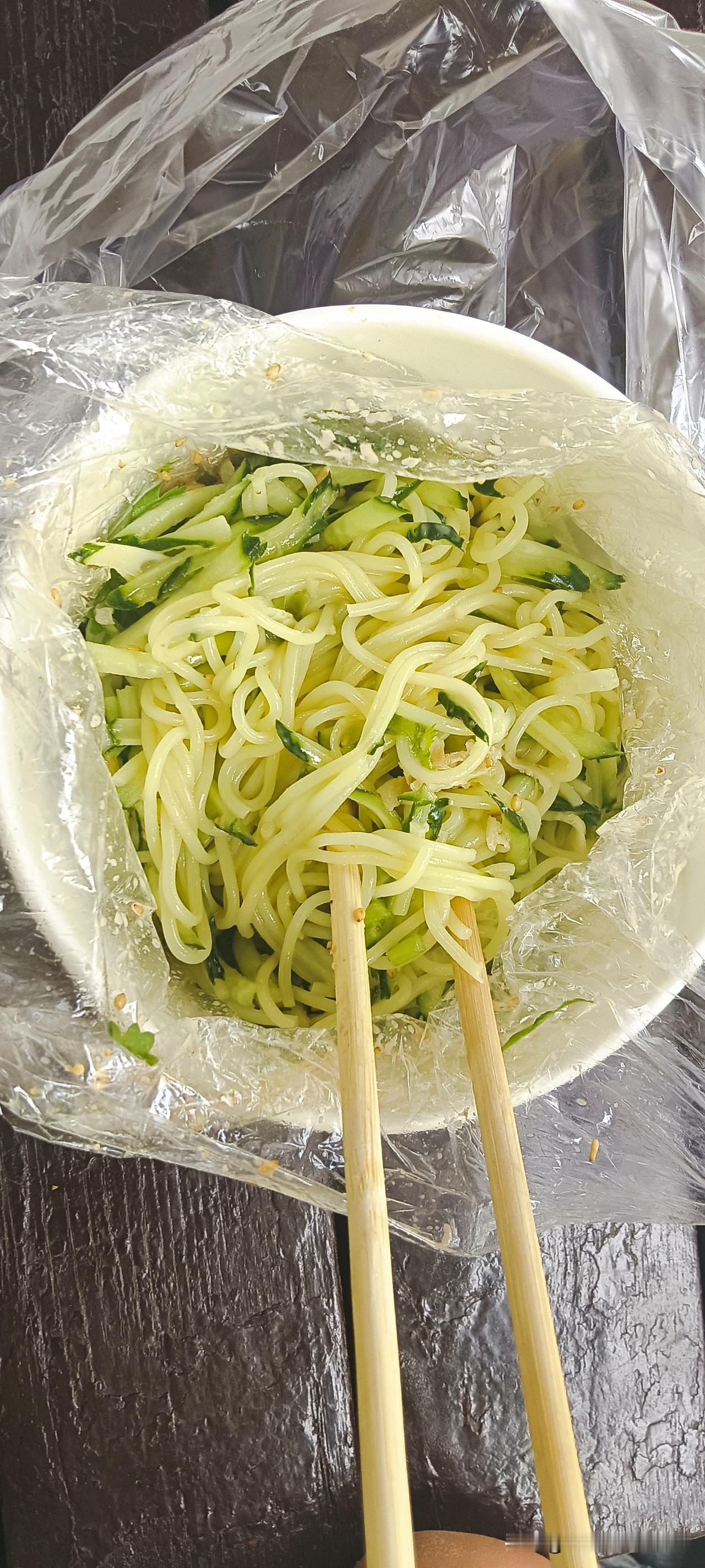 安心吃碗面，一会儿好好睡一觉。昨晚没睡好。