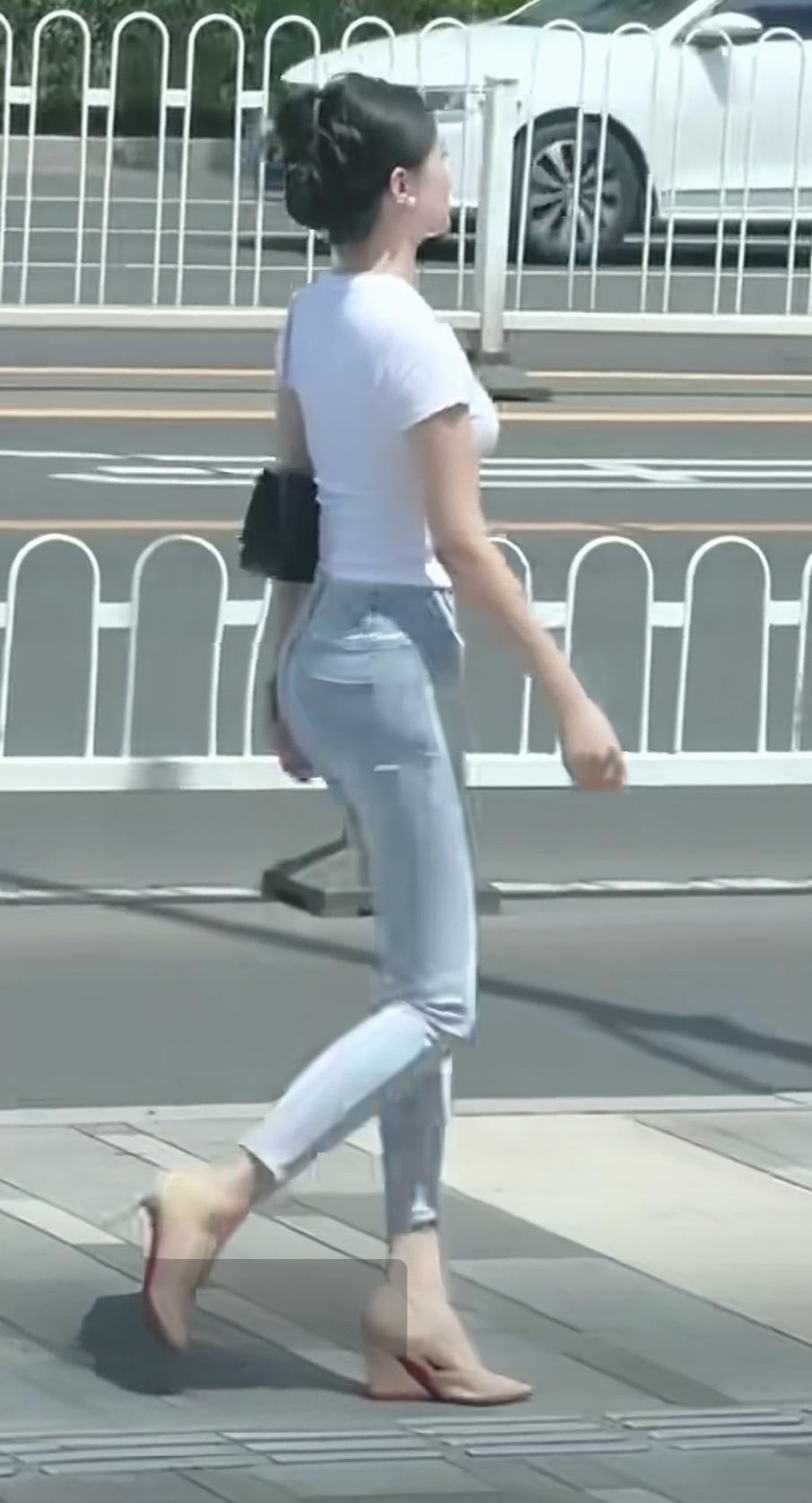 穿这种筷子裤的人越来越少了。