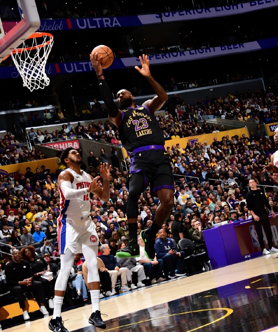 詹姆斯想打无球，奈何东契奇压根传不出来好球。

本赛季詹姆斯彻底交出了球权，更多