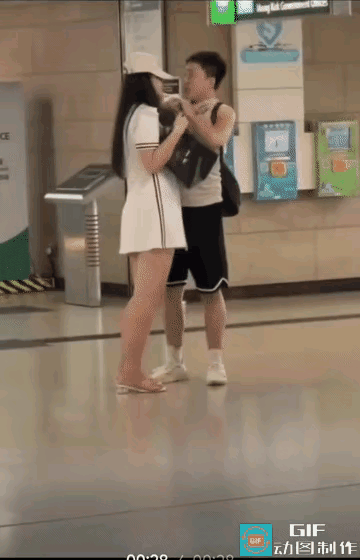 女孩想留住这个小伙子，但是感觉小伙子已经心灰意冷，非常坚决的要离开这个女孩子，尽