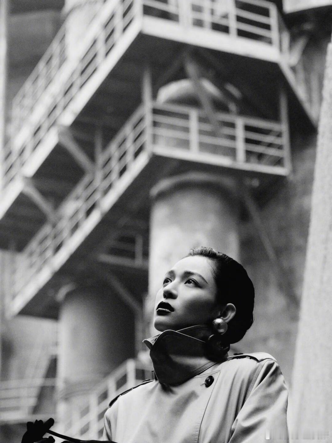 钟楚曦在自己美丽的脸上鼓捣什么呢 谁还没看钟楚曦的春日妆容vlog！从底妆到细节