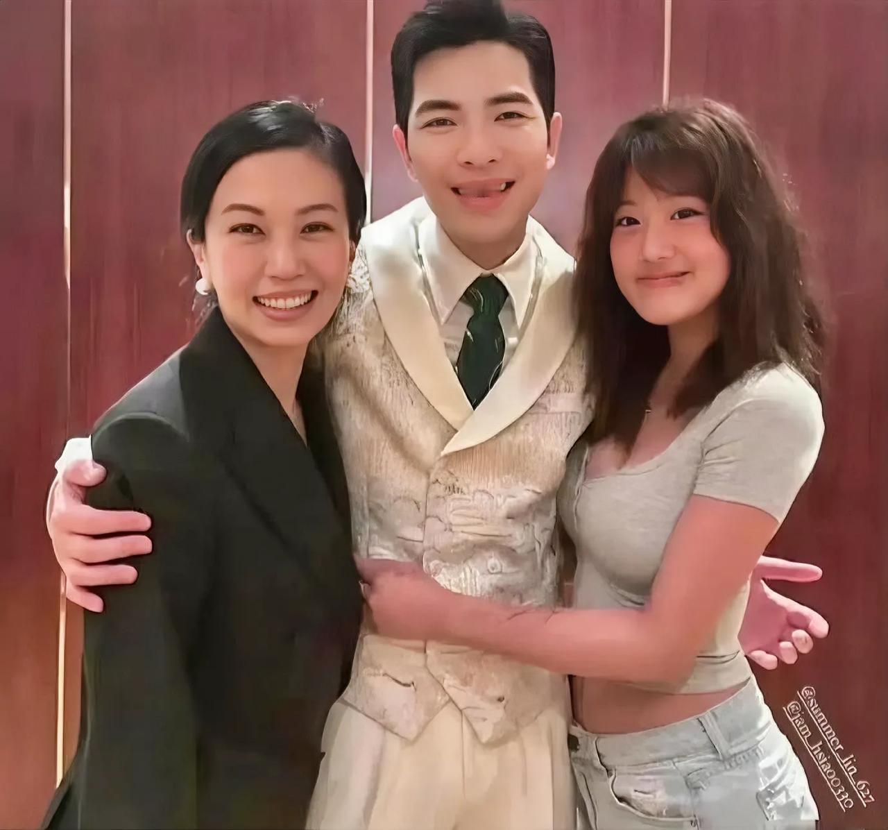 萧敬腾的边界感体现在三点：
一看手，搂老婆的手是紧紧的抱着，另一只手则是抱空气；