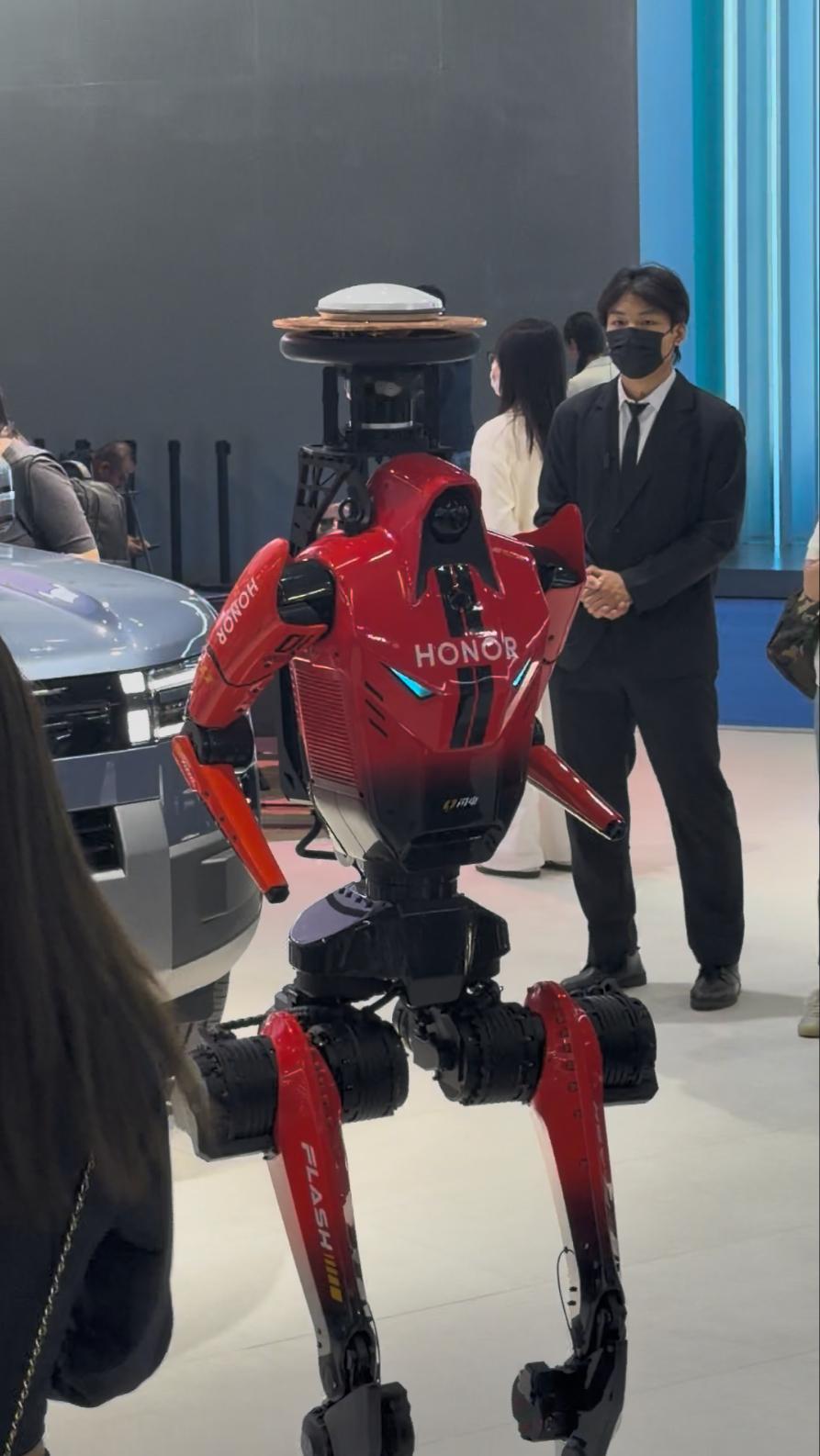 机器人冠军北京车展探馆老朋友 今年北京车展发现个超有意思的组合，就是那个刚拿下半