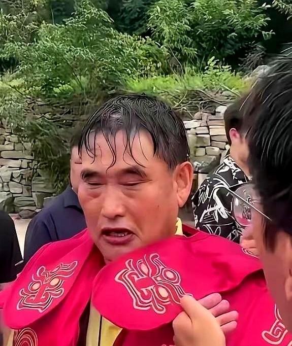 看完那个视频，说句实在话，有点心酸。
湖南某景区，正午暴晒的露天舞台，57岁的朱