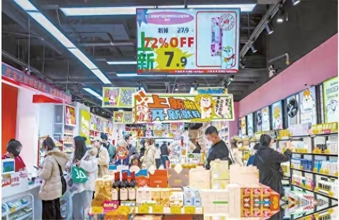 曾被称作草根创业风口的折扣零食店，如今上演两极分化，有人日入上万，也有人撑不过八