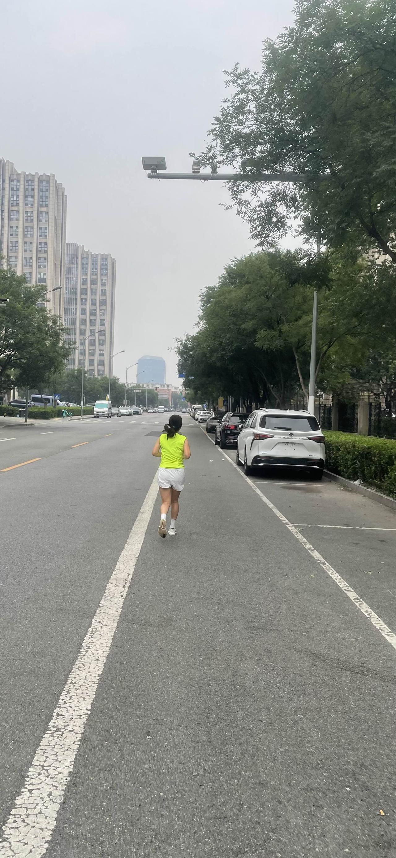 你一般早上跑步多少公里?一般早上晨跑5公里。今天早上又遇见跑步达人，在她的感染下