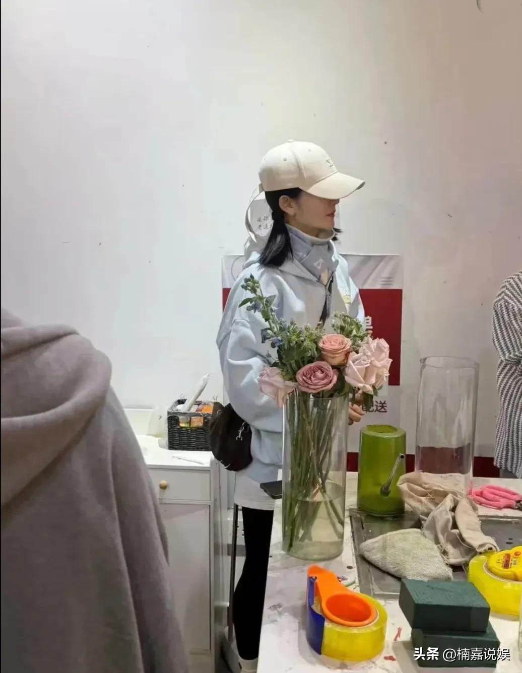 “谢娜式浪漫”又开始了！[呲牙]
谢娜和沈凌现身花店买花，她戴着棒球帽，穿着蓝色