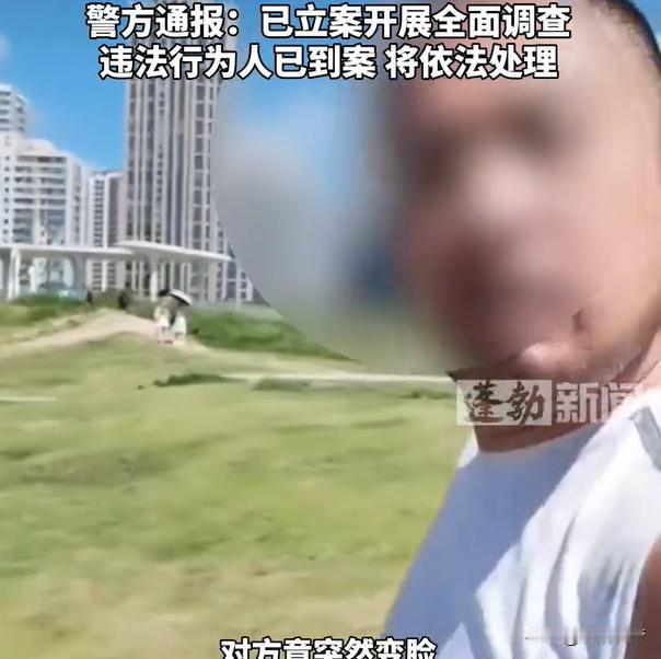山东青岛崂山风景区，一女子正架着手机自拍，突然被一名男子搭讪。女子礼貌提醒对方挡