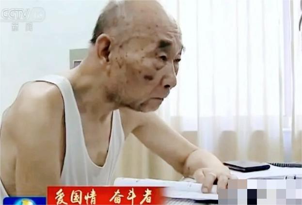 “中国导弹打的如此精准，全靠这位身穿5块钱背心的老人！”这位徒手造出价值上亿装备