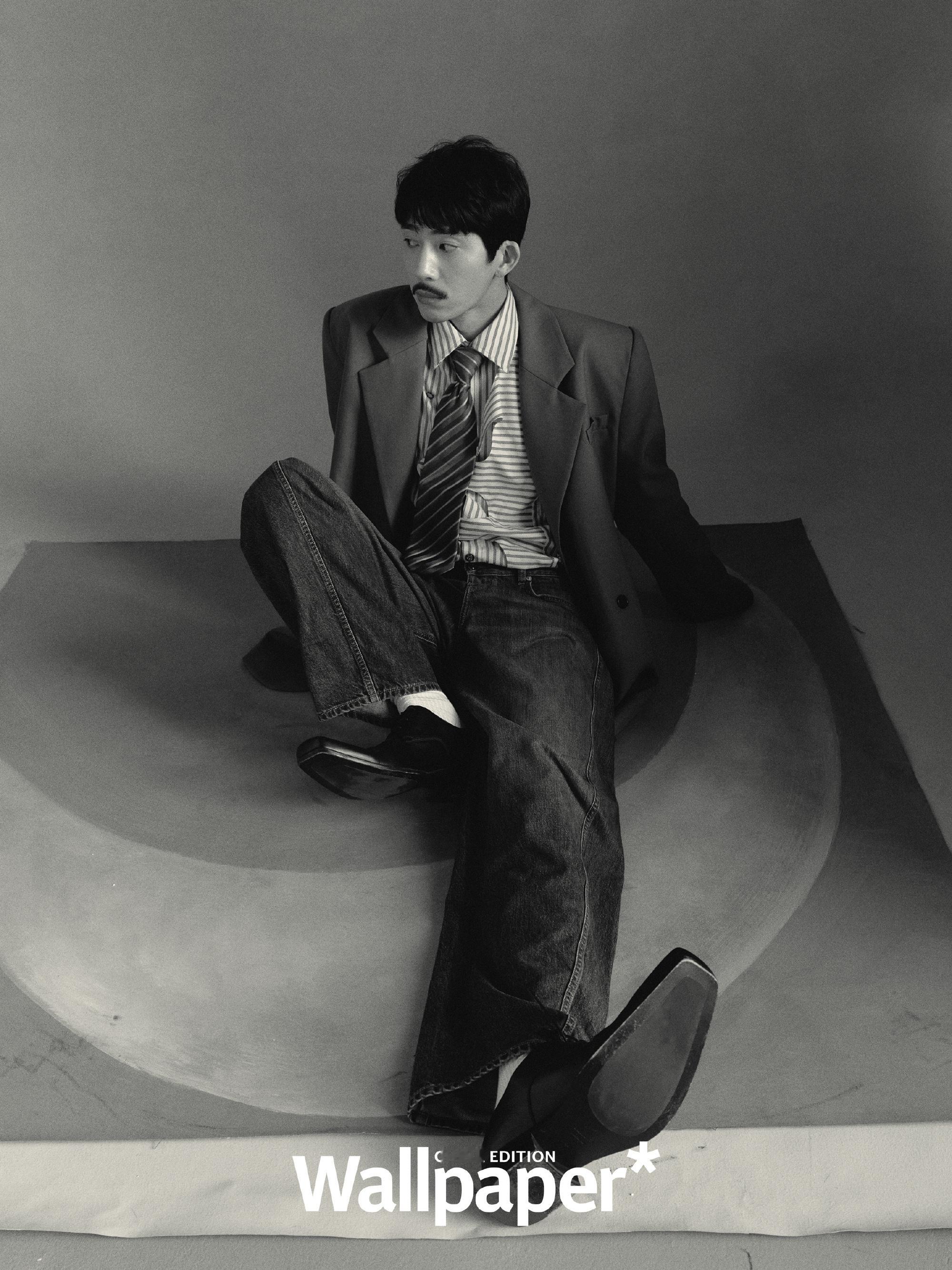 井柏然硬照天才井柏然宽肩西装杀从复古西装到野性大片，井柏然永远能带来惊喜。宽肩西