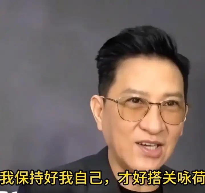 记者问张家辉：“你太太（关咏荷）最近会不会出来拍戏？”

张家辉微微一笑说：“她