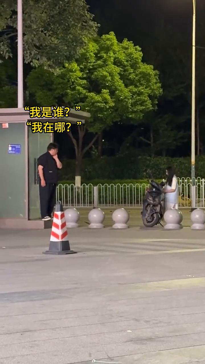 在路边不小心拍到了这震惊的一幕。
我是谁？我在哪？这么轻？