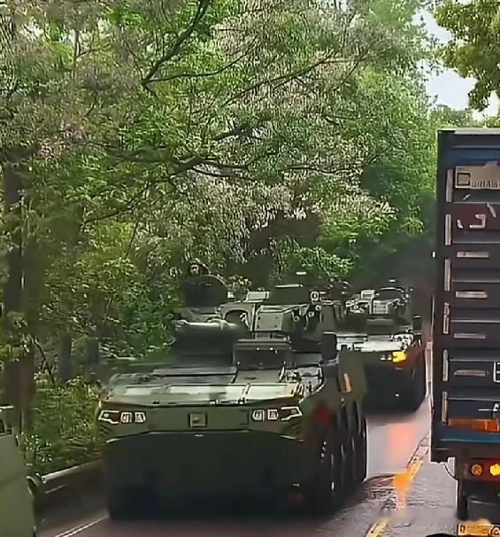 又一批新鲜出炉的新大八轮下线，这颜值真是帅到家了！[赞][赞][赞]

我就说嘛