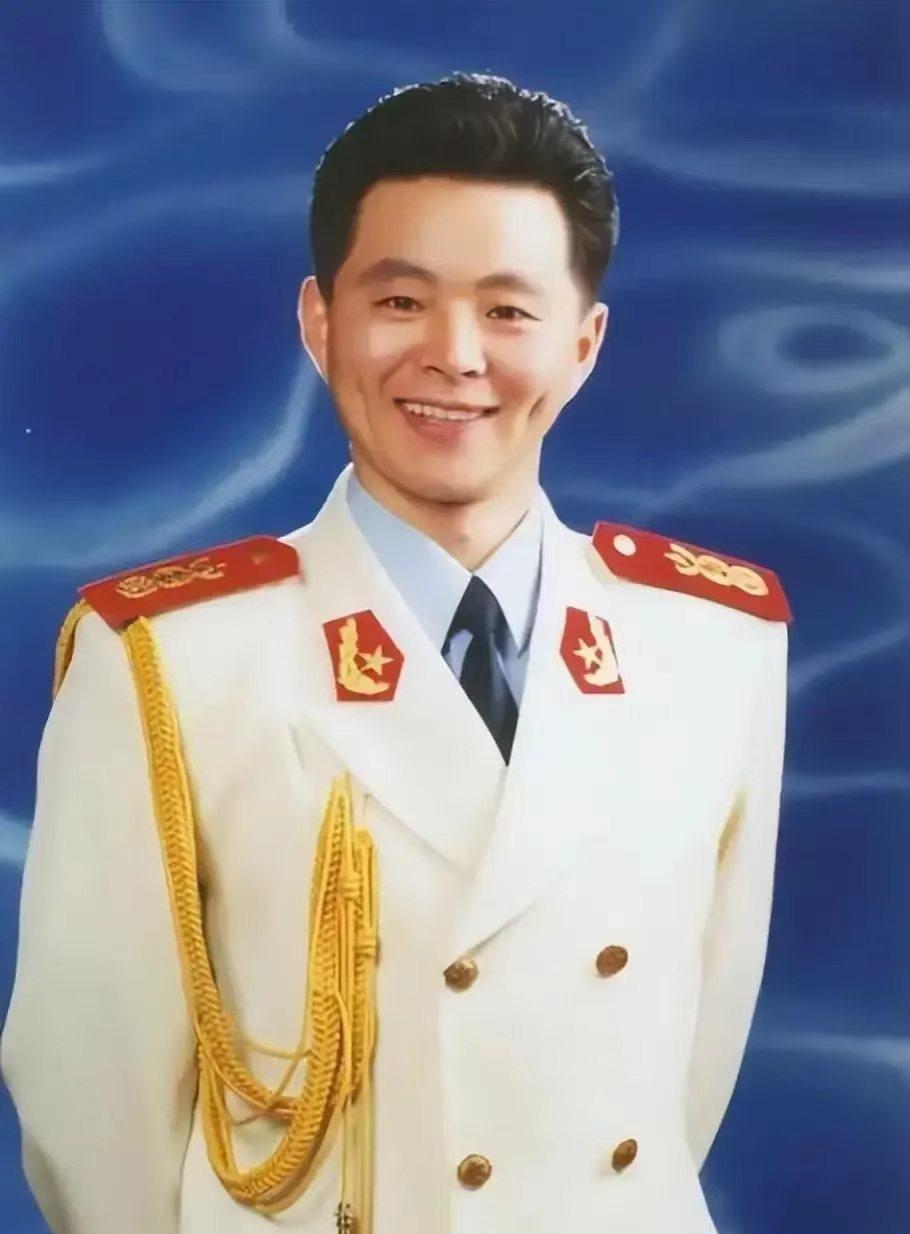 2008年，王宏伟在新疆演出时，有人给他介绍了个女孩，比他小13岁，他回去问孟玲