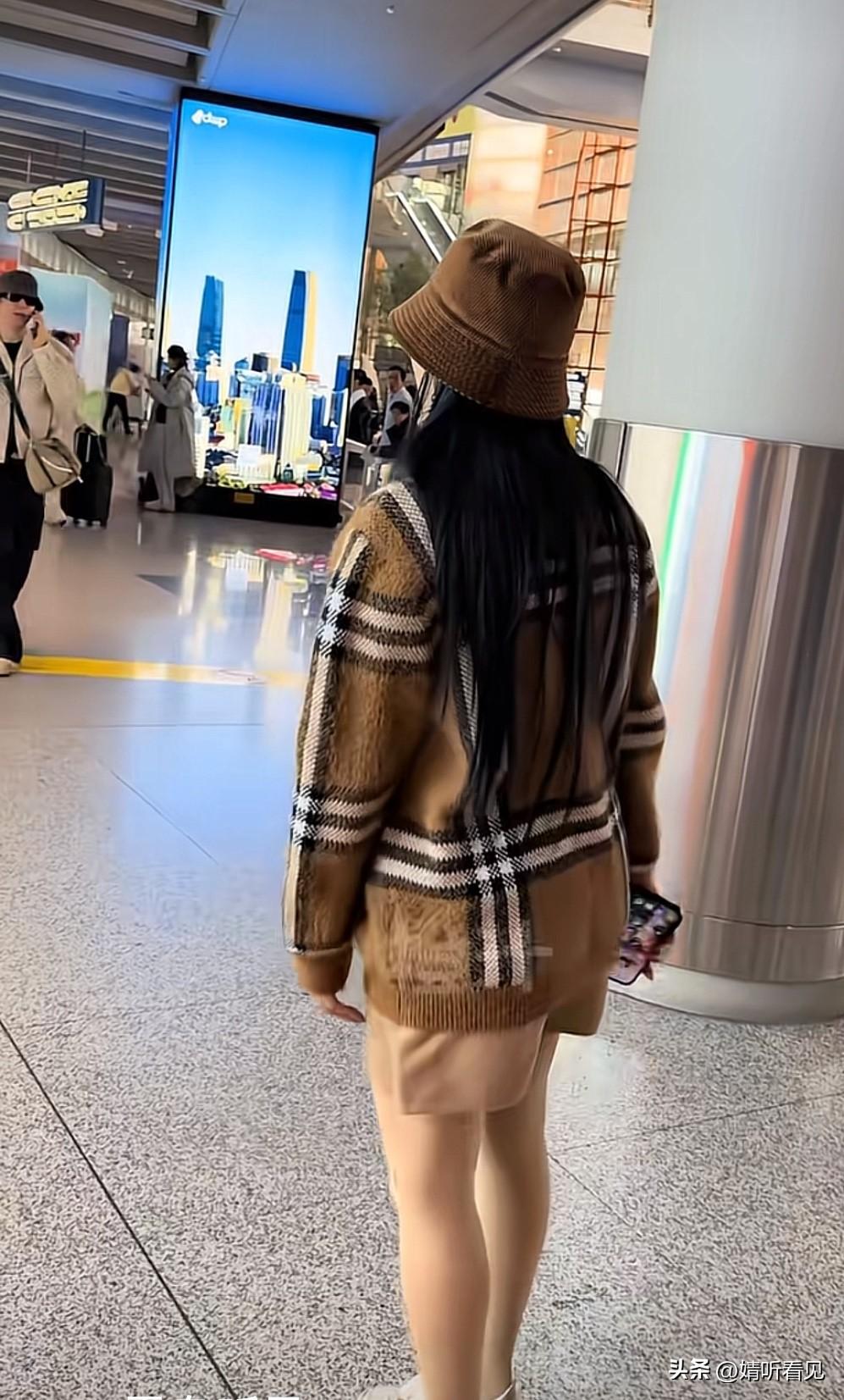 万万没想到啊，钟丽缇！
这次在机场被人偶遇，她穿的衣服着实让人惊掉下巴！
钟丽缇