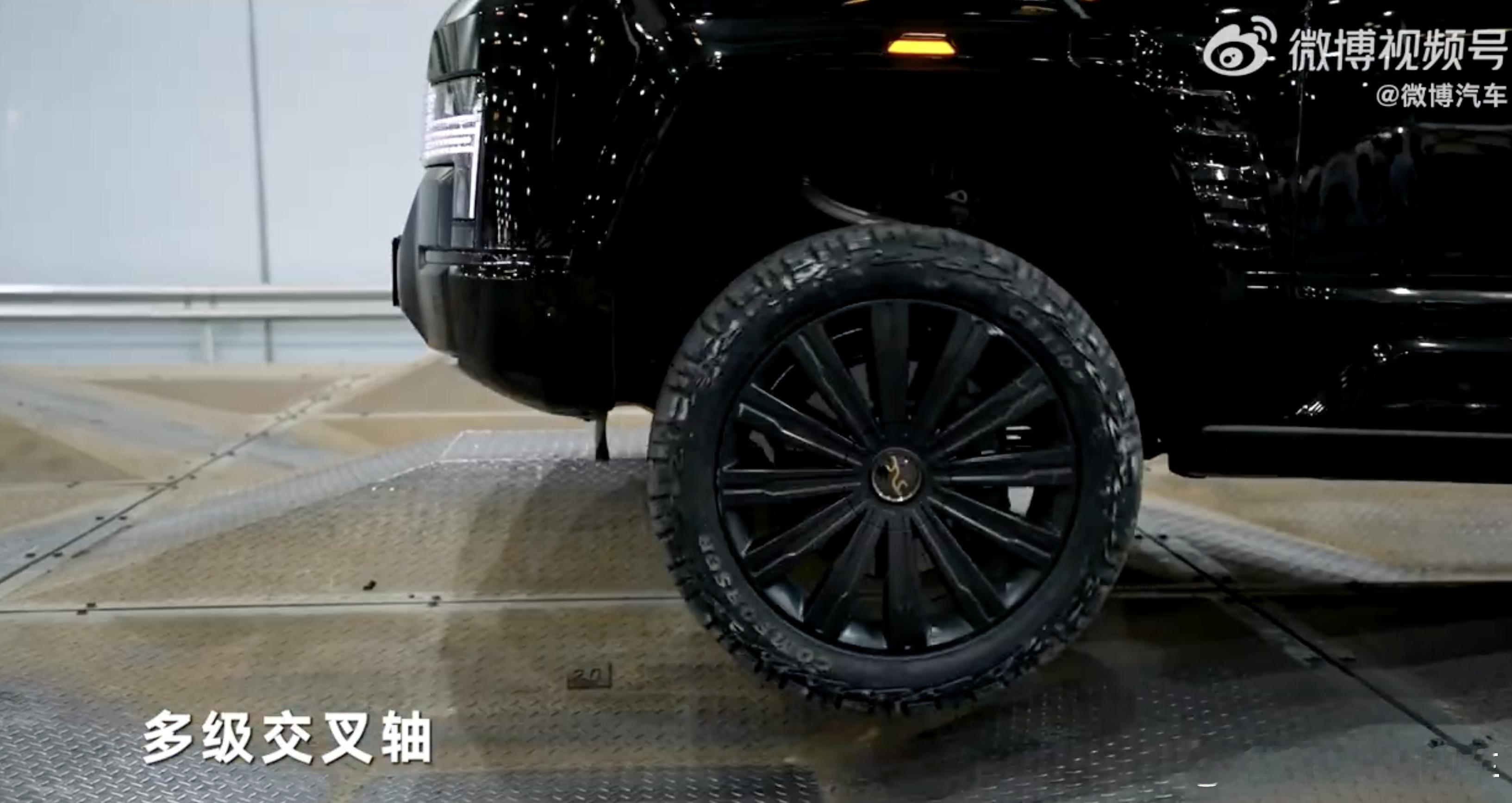 把山搬进厂里是疯了还是清醒  多少次越野爱好者冲个坡，车直接翻了，废了就损失几十