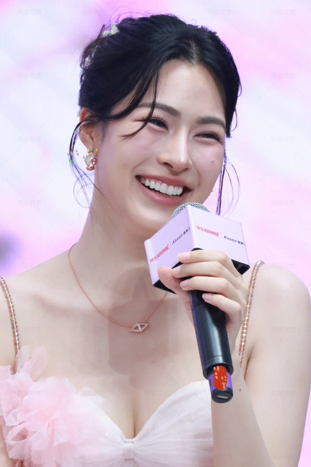 邝玲玲来东莞了，花仙子美出天际