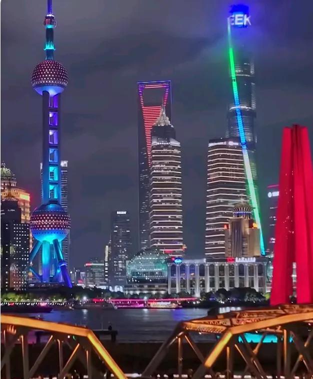 中国之最的城市
告诉孩子
1、面积最大的城市(武汉)
2、经济最发达的城市(上海