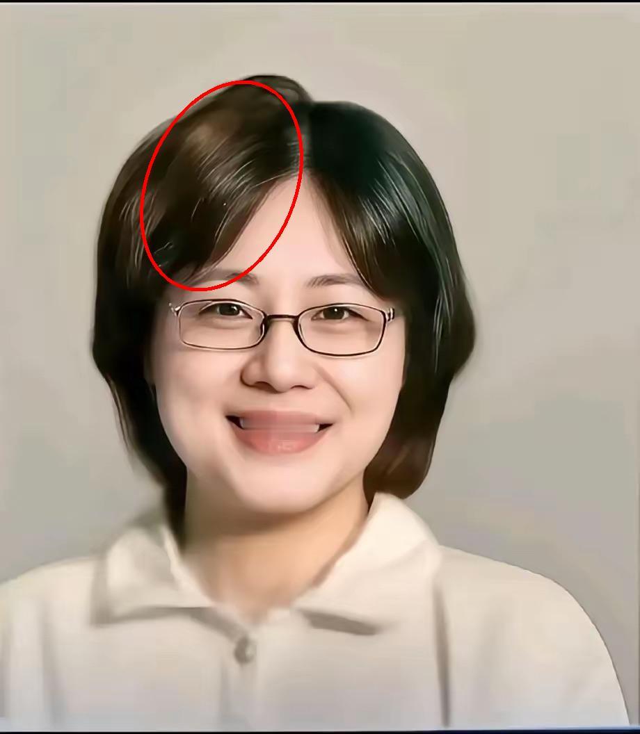肖飞这事真让人想不通。 

家里老婆要样有样，气质好还能旺夫，非去找个普通的董小