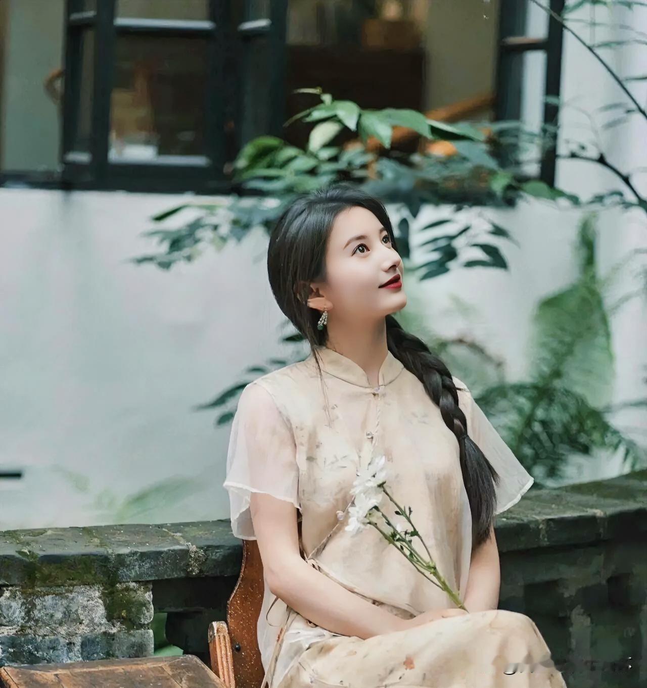 下联：幽人静坐寺无尘
上联：有请雅士[玫瑰][玫瑰][玫瑰]