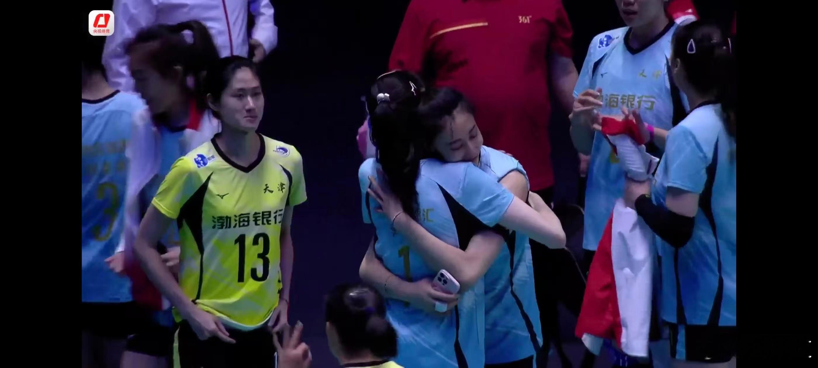 从赛后来看，王媛媛肯定是要离队了……红了眼眶，和队友一一拥抱  