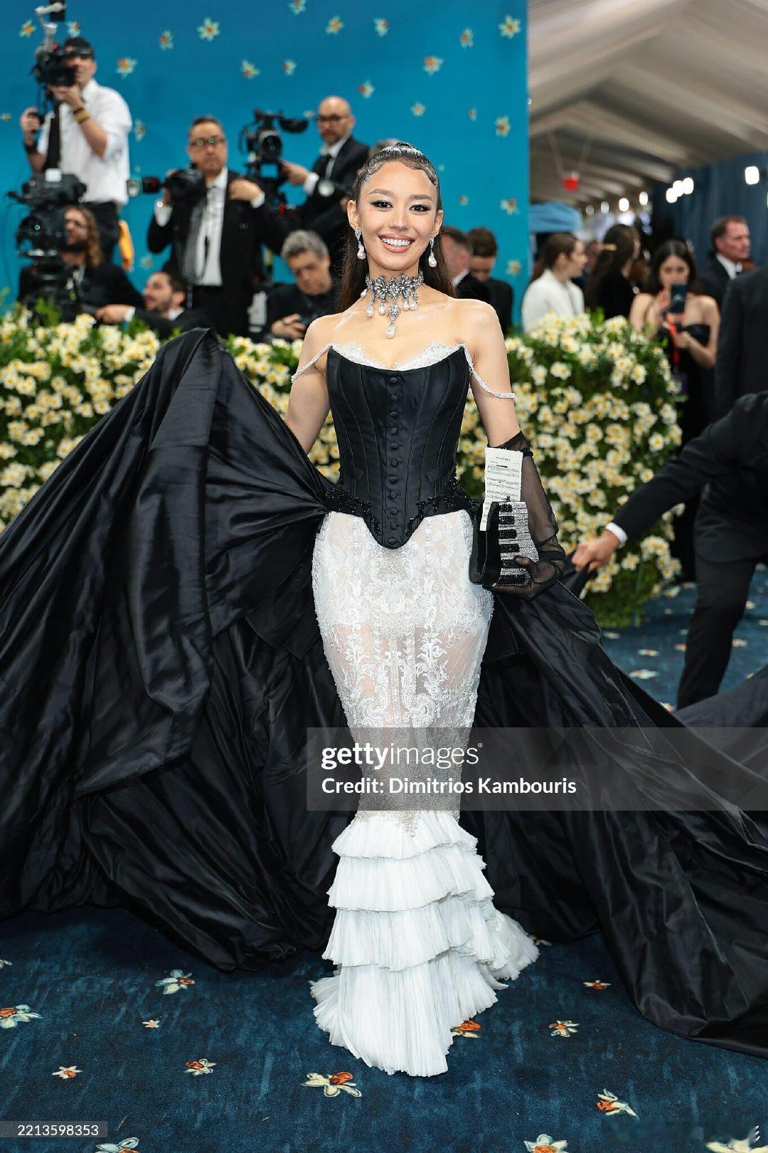 吉娜首次亮相MetGala 吉娜MetGala造型，黑白钢琴元素包包！吉娜Met