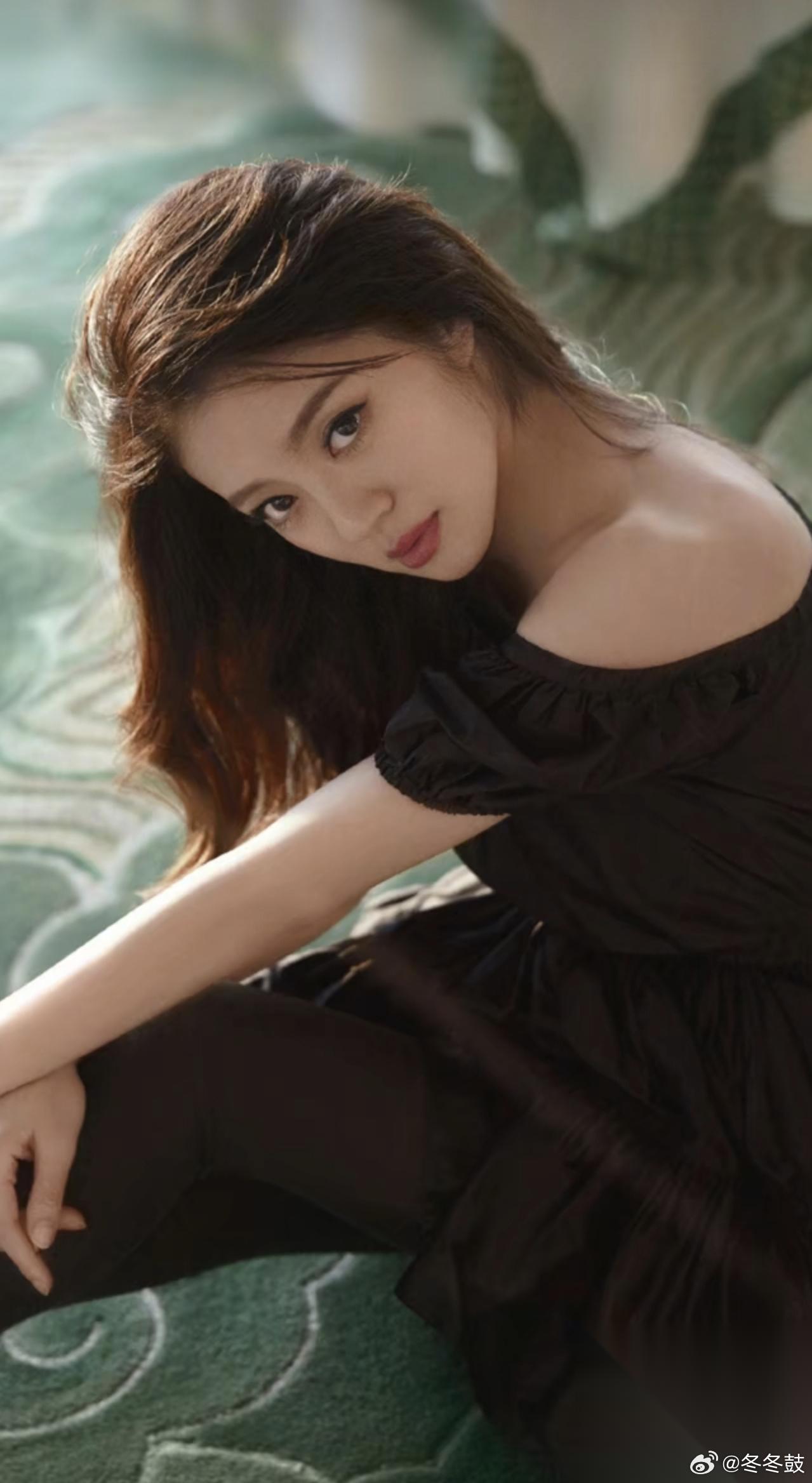 安以轩给所有女明星提了一个醒，给富豪生孩子可以，结婚还是慎重考虑。 特别那种没有