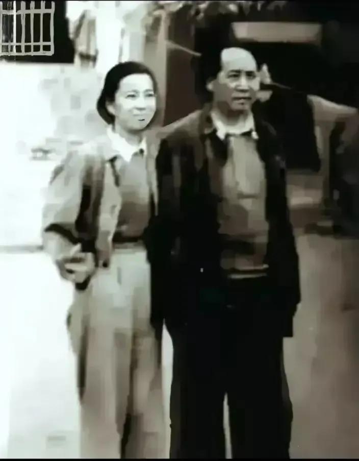 很多人应该和我一样，也是第一次看到这张伟人在延安时的夫妻合照。远比想象还要更朴素