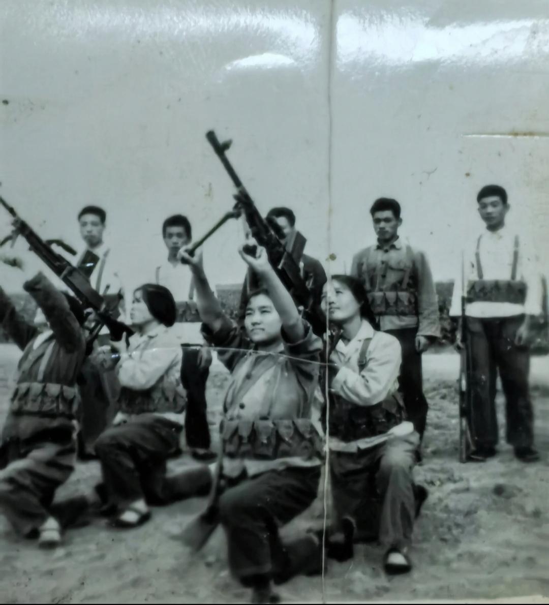 1975年老照片机枪打飞机，能行吗？