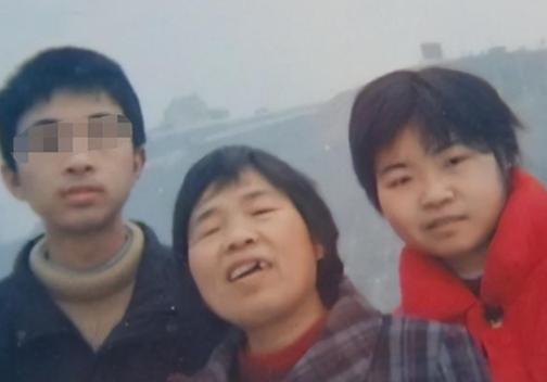 女研究生带母亲到校，两人同睡一张床，两个月后她在宿舍用毛巾自缢，临终遗言写道：“