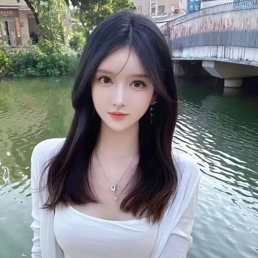 阳光下的少女，漫步河畔，宁静如画。