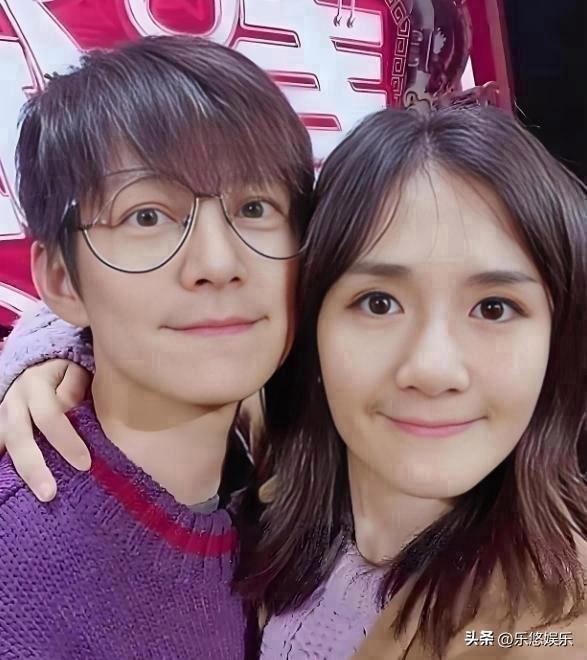 张杰出差未归，谢娜百无聊赖，
一通电话邀来好友何炅。
夜色渐深，何炅留宿。
电视