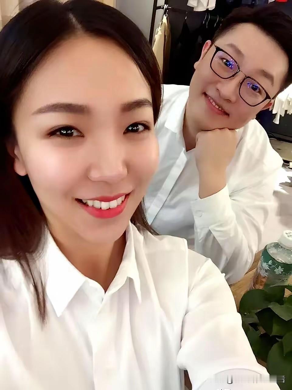 原来曹鹤阳已经两个孩子了。
媳妇儿长得温柔贤惠的样子，不知道是从事什么职业的？