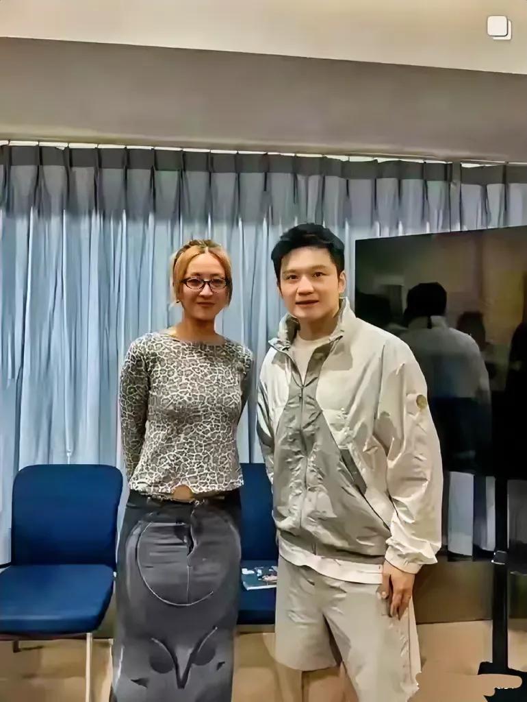 天哪，差点看走眼，还以为美女的屁股扭到前面来了。

说句心里话，美女的打扮，我确