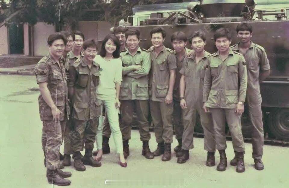 1980年代，邓丽君访问新加坡装甲部队。1983年10月，邓丽君与新加坡第四一装
