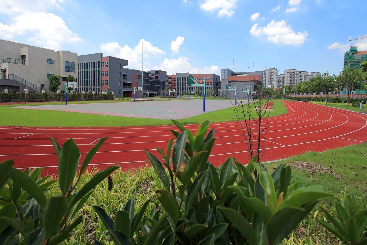 齐齐哈尔市第二十四中学（简称齐市二十四中）是黑龙江省齐齐哈尔市碾子山区的一所公办