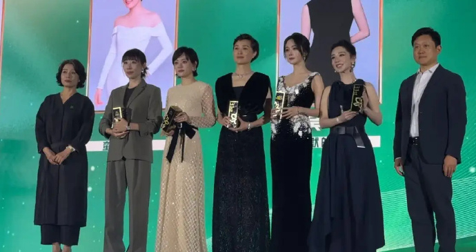 白玉兰提名女主角合影只有杨紫笑了杨紫在一众姐姐身边太有妹感了白玉兰提名女主角合影