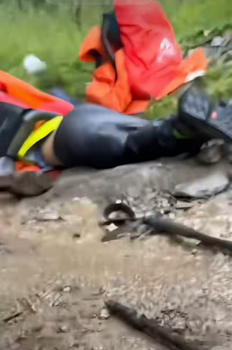 五台山顶有人遭雷击！真的？假的？7月31日，网传五台山台顶徒步驴友遭雷击，引发关