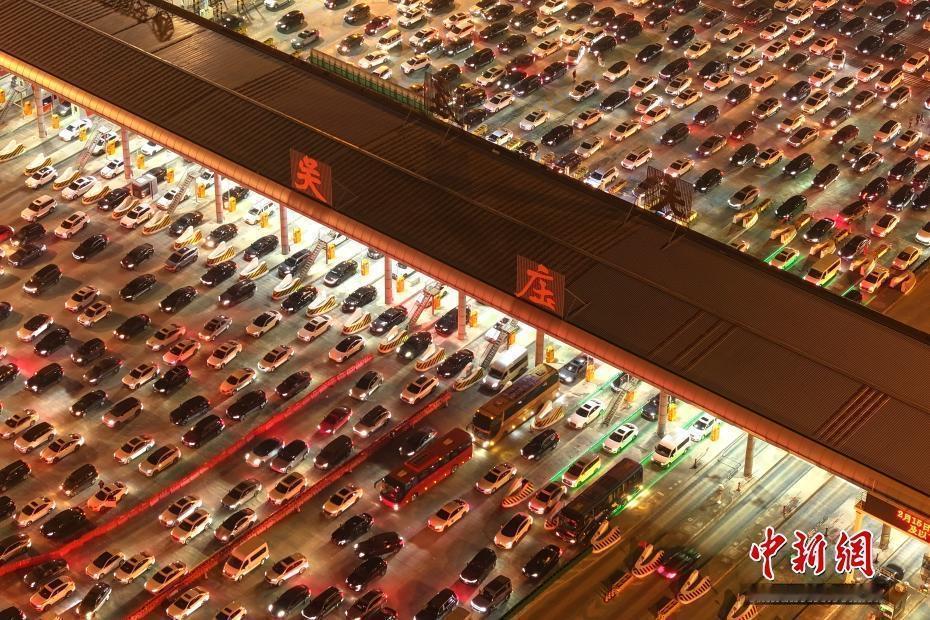 全国最大高速收费站2月22日正月初六，春节假期临近尾声，全国迎来返程客流高峰。地