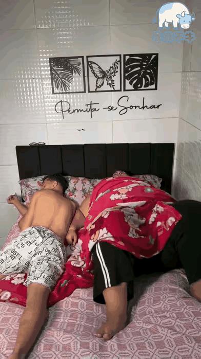 这对夫妻俩的反差大不大，妻子粗壮如牛，而老公却是身细如柳，这辈子是被老婆吃定了。
