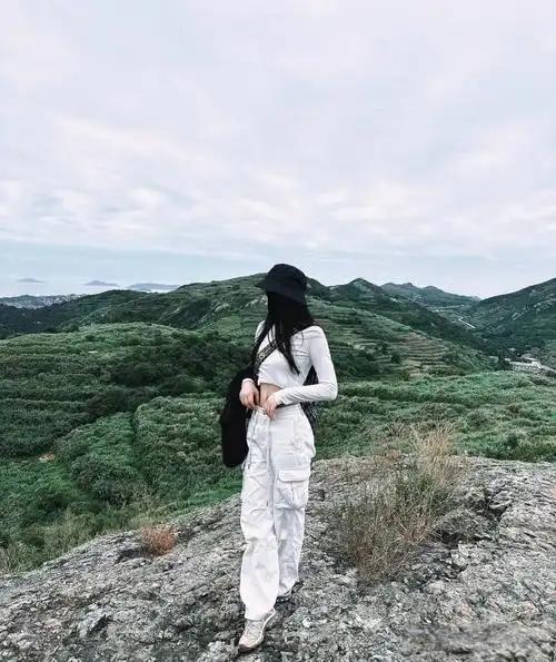 写头条根本不需要多好的文采，这是我亲身验证的真理。

就拿我身边的闺蜜说，上周三