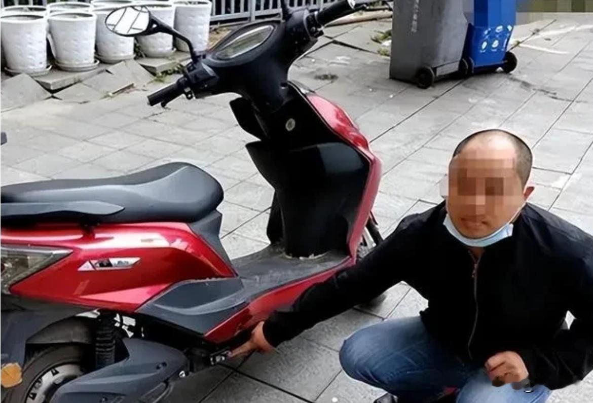 山东青岛，男子到面馆吃面，出来后发现自家电动车不见了，在路人指点下，他追上偷车老