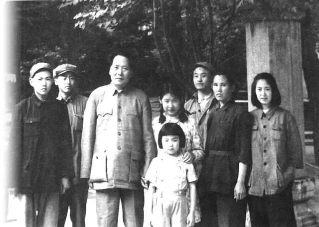 1958年夏天，郝芝兰给毛主席写了一封信：“毛主席，我与您和李讷分别12年了，现