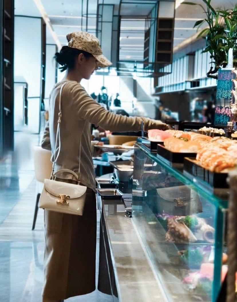 #赵丽颖的休憩时光# 赵丽颖，在忙碌中寻觅宁静。工作室分享的休憩时刻，轻松而治愈